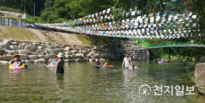 [횡성] 병지방길 선바위 캠핑장, 물놀이 즐기는 피서객…
