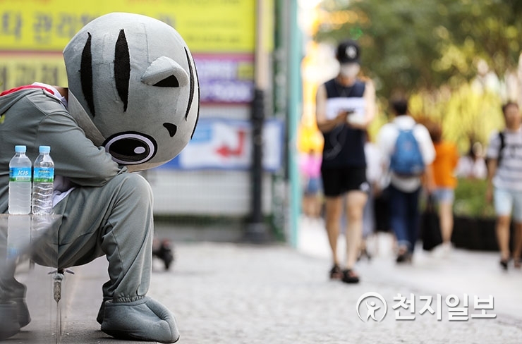 무더위에 지친 인형탈 알바생