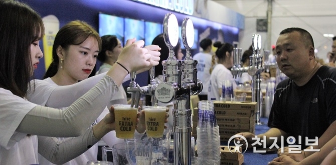 폭염 이기는 시원한 맥주 기다리며