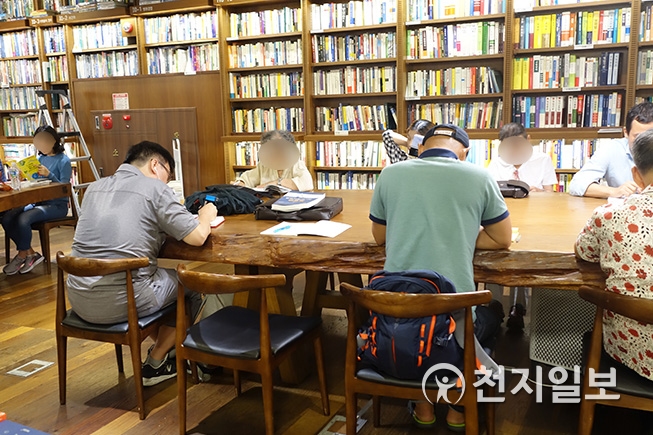 서점이 개인 독서실이냐… 서점 민폐 손님에 시민들 뿔났다