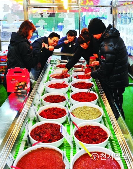 [지역명물] 부안 곰소 젓갈 맛의 비결은 싱싱한 수산물과 간수 뺀 곰소천일염
