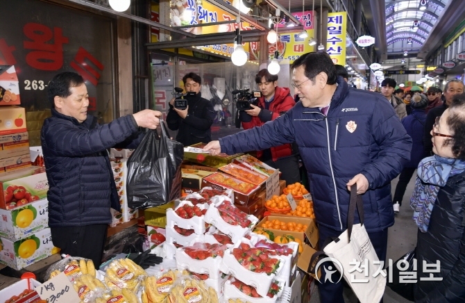 이용섭 광주시장, 설 맞이 민생현장 전통시장 방문