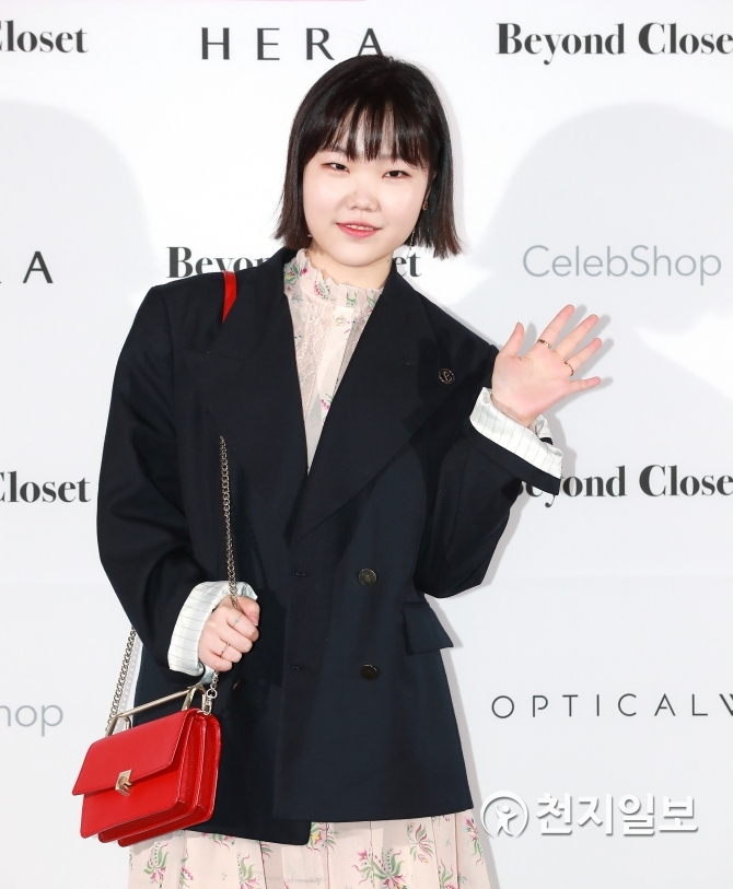 서울패션위크 악뮤 수현 반가운 손인사