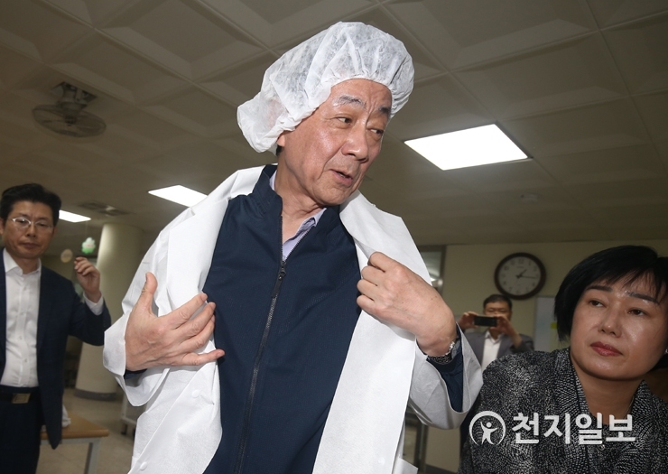 위생복으로 환복하는 진영 장관
