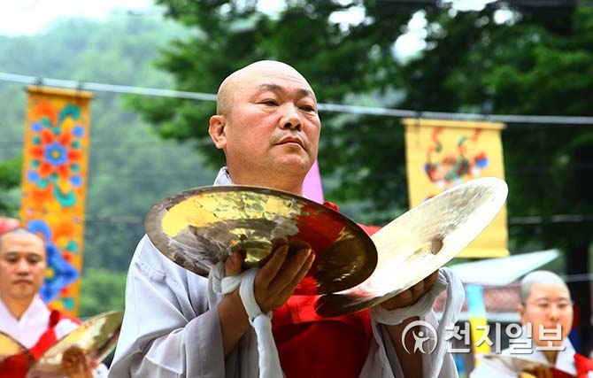 바라춤 추는 스님