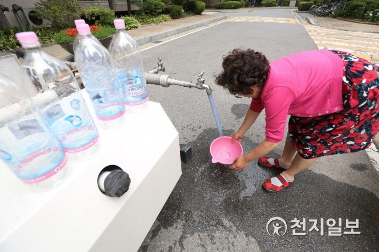급수차에서 물 떠요