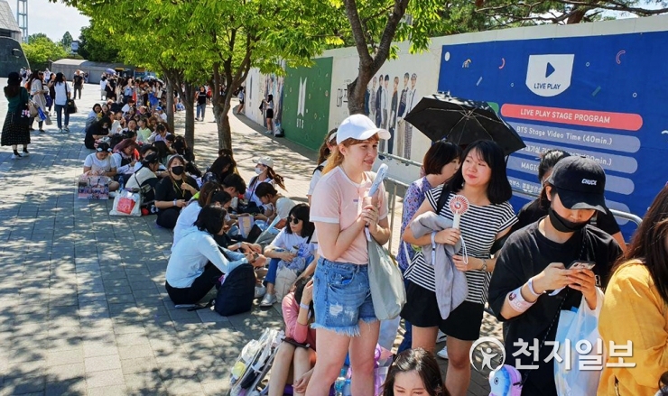 BTS 라이브 플레이존 대기 인파