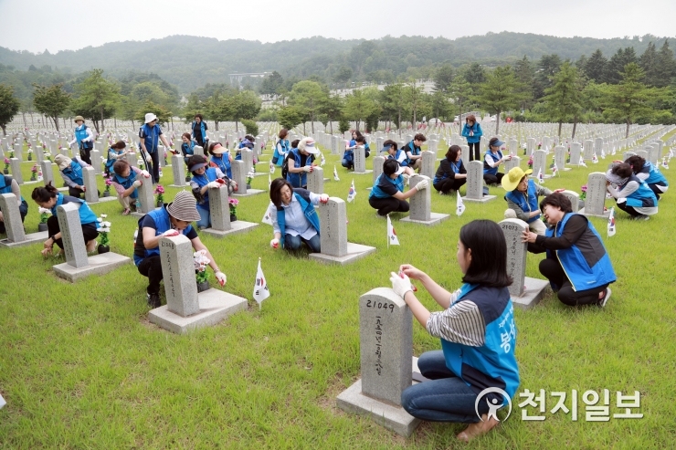 자생의료재단, 현충원 묘역정화 봉사활동 실시