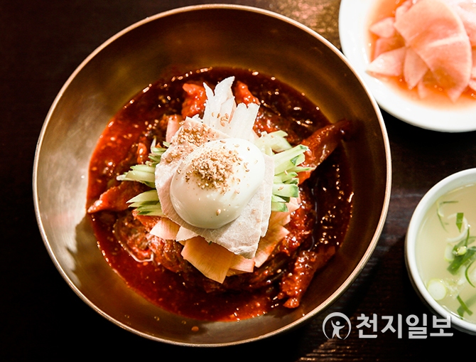 [지역명물] 여름철 살얼음 동동 진주냉면 한 그릇… 해물육수와 육전 조합 일품