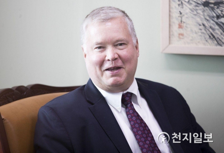 인사말 하는 스티븐 비건