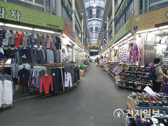 대전 전통시장 추석빔은 옛날 얘기… 반찬가게·전집 붐비고 옷·신발가게 한산