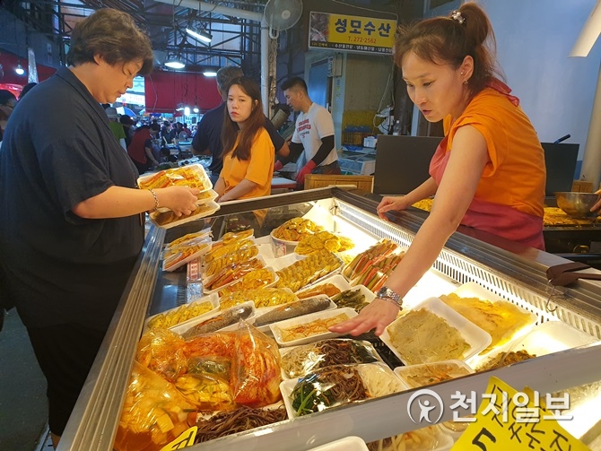 대전 전통시장 추석빔은 옛날 얘기… 반찬가게·전집 붐비고 옷·신발가게 한산