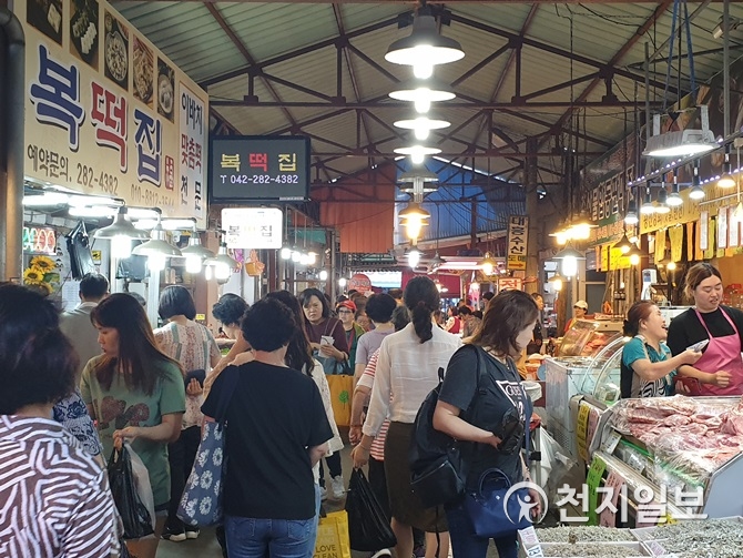 대전 전통시장 추석빔은 옛날 얘기… 반찬가게·전집 붐비고 옷·신발가게 한산