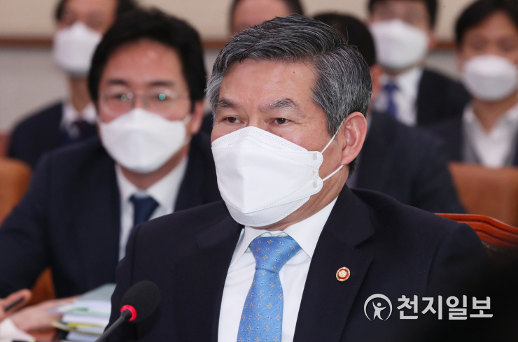 질의 듣는 정경두