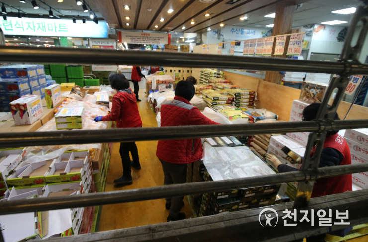 자진 폐쇄 조치에 물건 정리하는 마트 직원들
