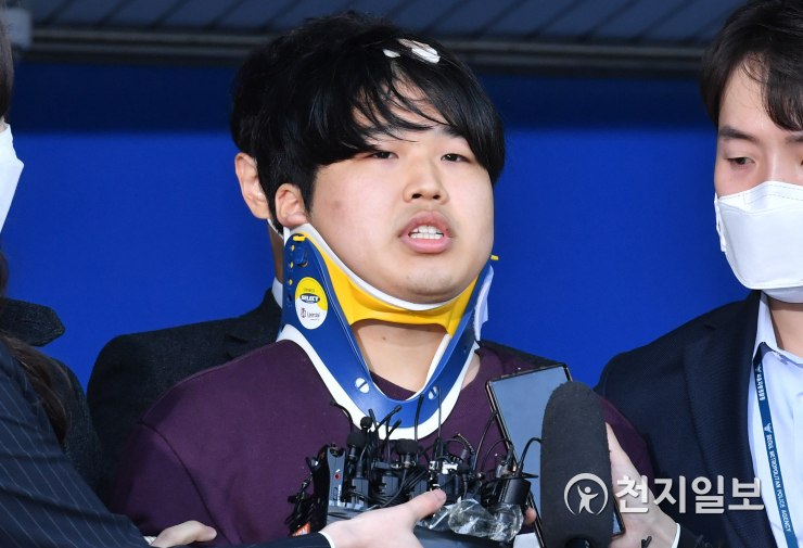 취재진 질문에 답하는 조주빈