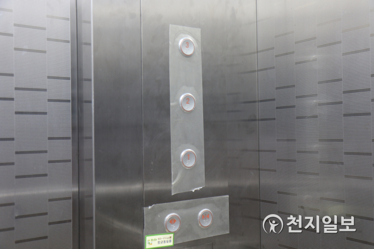 충남아산, 코로나19 방역… 이순신종합운동장에 항균필름 설치