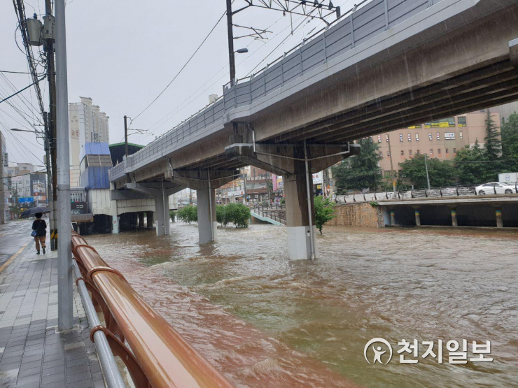 부산 집중호우로 잠긴 온천천 산책로