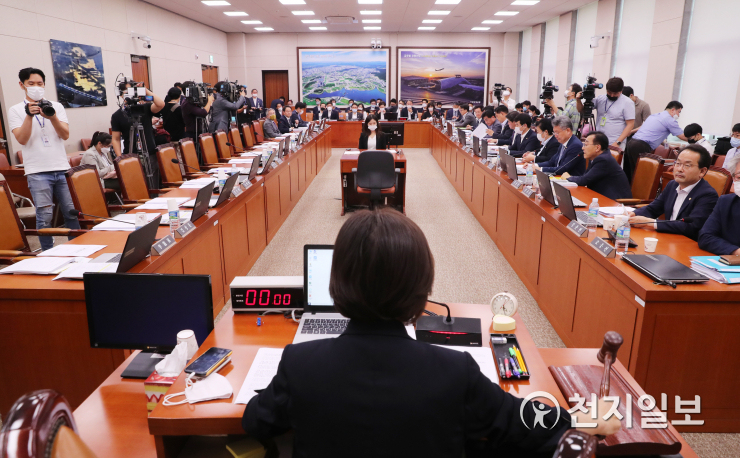[천지포토] 통합당 퇴장 진통 끝에 산회 선언하는 진선미 국토위원장