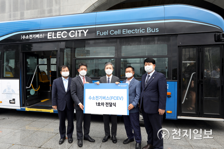 현대차, 전주시에 수소전기버스 1호차 전달… 전주 103번 버스 노선 달린다