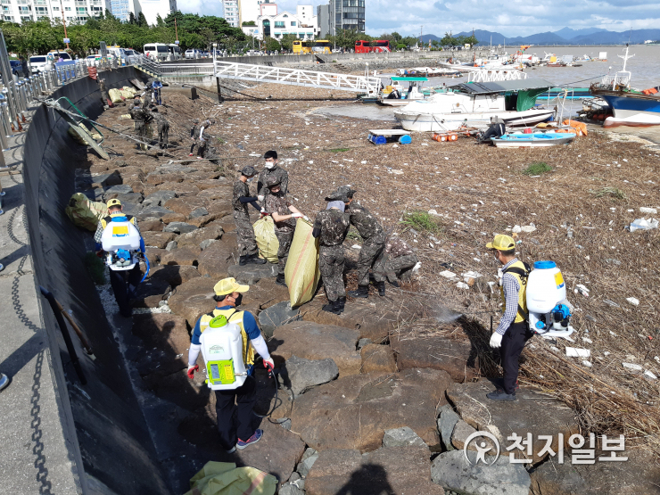 목포시, 집중호우로 발생한 해양 쓰레기 처리 연일 작업