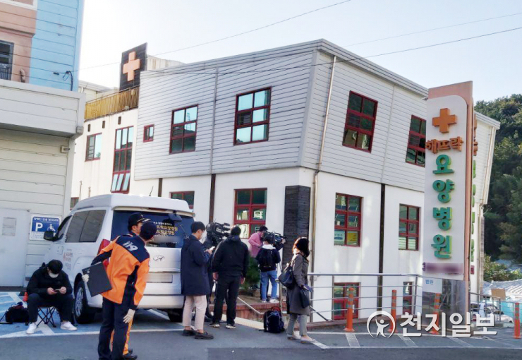 [천지포토] 동일집단 격리 들어간 부산 해뜨락 요양병원