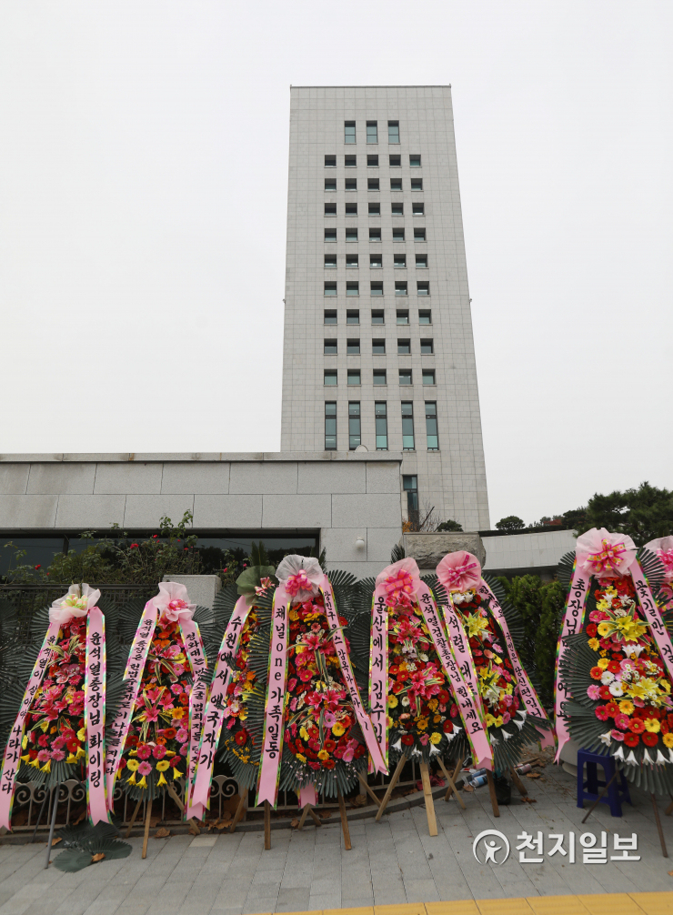 [천지포토] 대검찰청 앞 윤석열 검찰총장 응원 화환