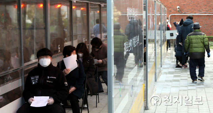 [천지포토] 추위 속 코로나 검사대기