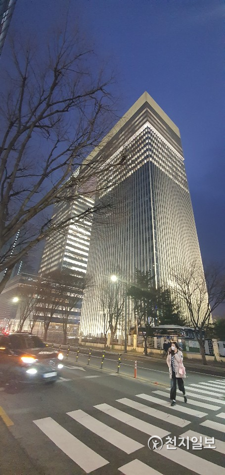[영상] 불켜진 분당 두산센터 … 계열사 입주 완료