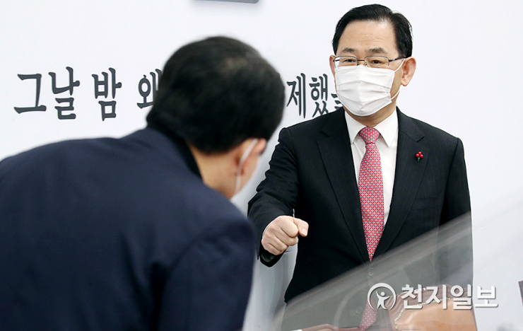 [천지포토] 성일종 비대위원과 인사하는 주호영 원내대표