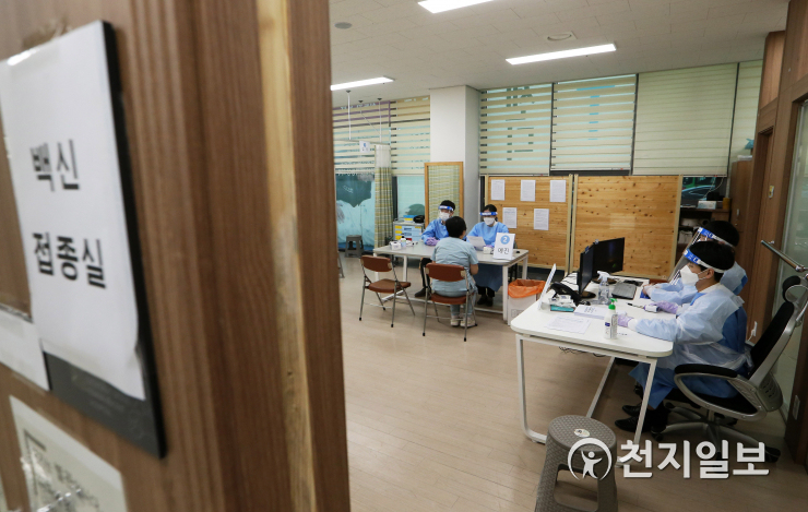 [천지포토] AZ백신 자체 접종하는 성북서울요양병원