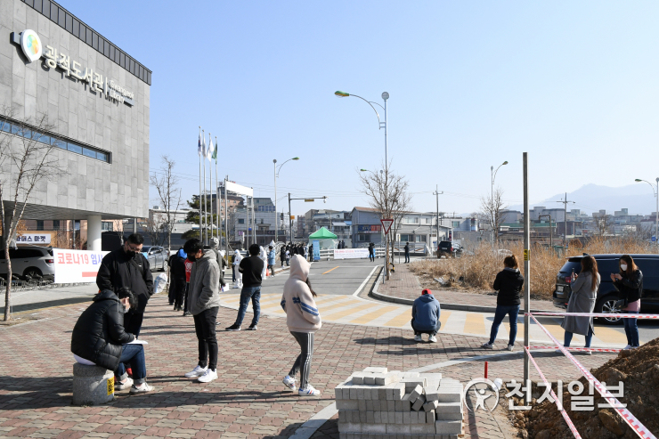 양주시, 광적도서관 앞 임시선별검사소 장사진… 외국인 대상 선제검사