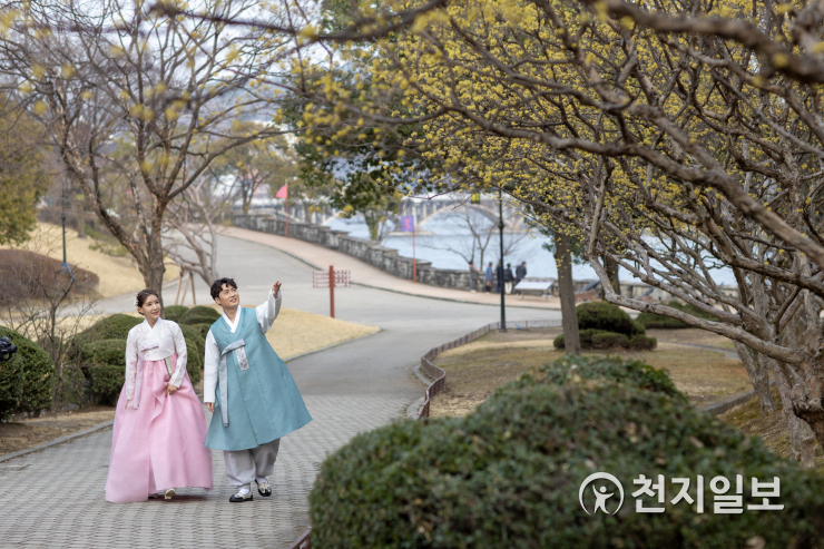 진주시, 트롯가수 한봄·손빈아와 한복문화 알리기 행사