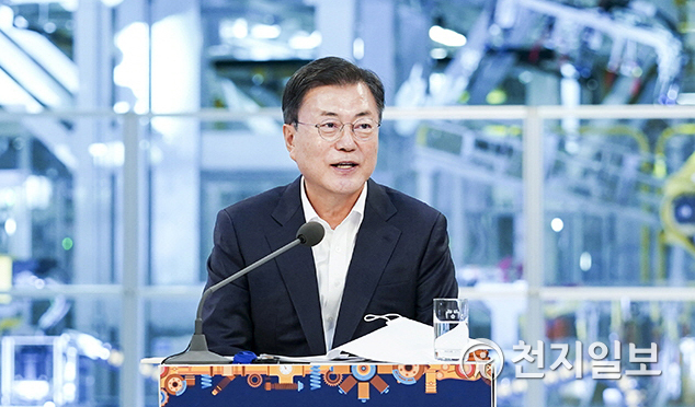 [천지포토] 근로자와 대화하는 문재인 대통령
