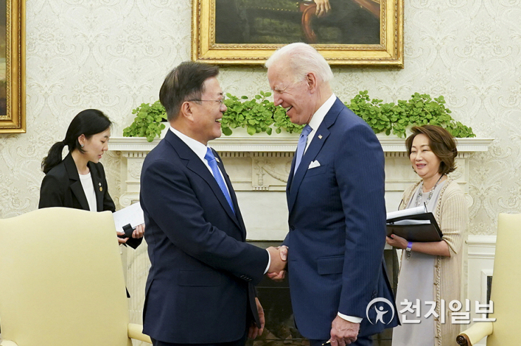 [천지포토] 소인수 회담 참석한 문재인 대통령과 바이든 대통령