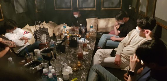 어떤 시국인데… 무허가 유흥주점 업주·이용객 등 52명 입건