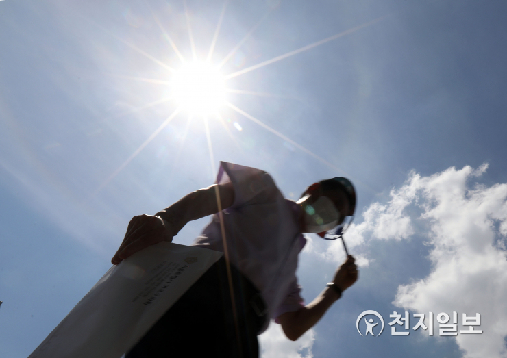 [천지포토] 내리쬐는 뙤약볕 아래