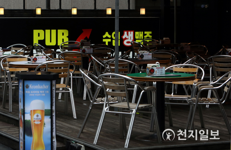 [천지포토] 주말 저녁도 텅 빈 호프집 테이블