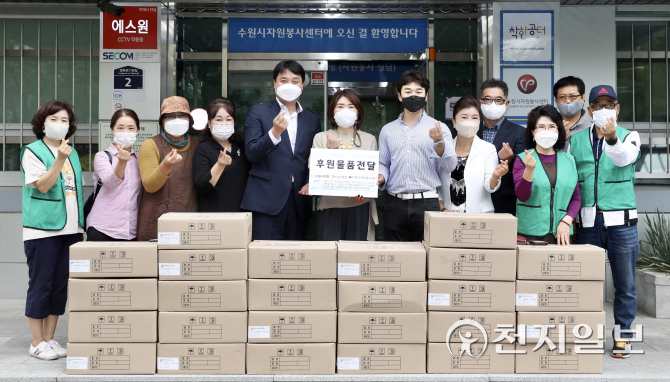 [천지포토] 수원시의회, 수원시자원봉사센터·장애인거주시설에 후원 물품 전달