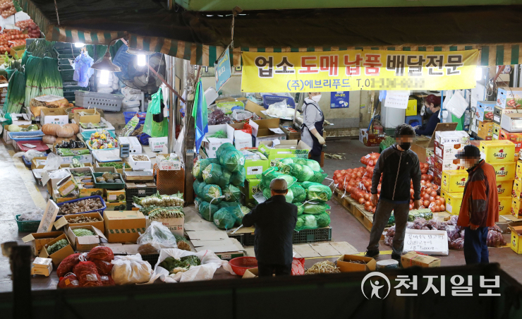[천지포토] 영업 재개한 마포농수산물시장