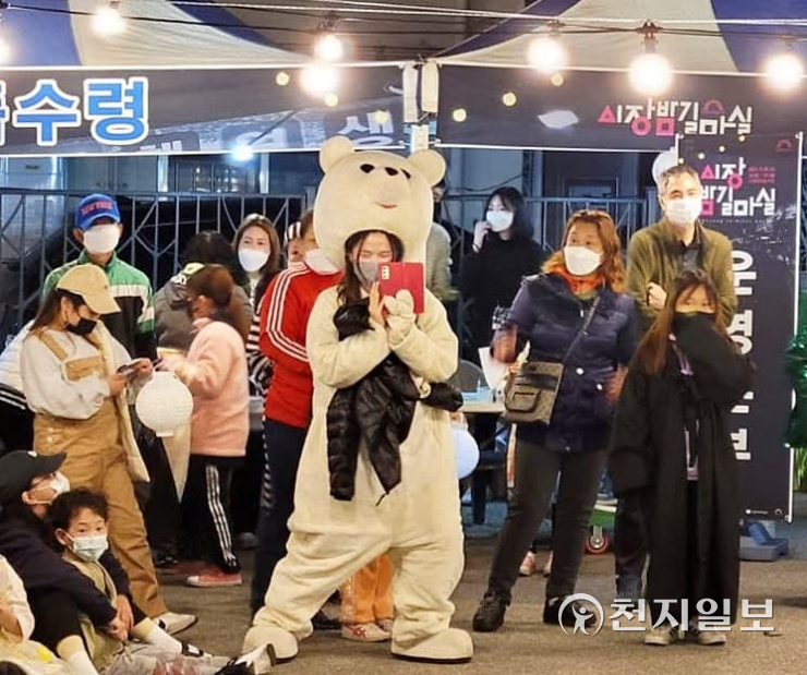 [르포] 청주 시장밤길마실… 위드 코로나 시행 첫 주말 시민들 몰려