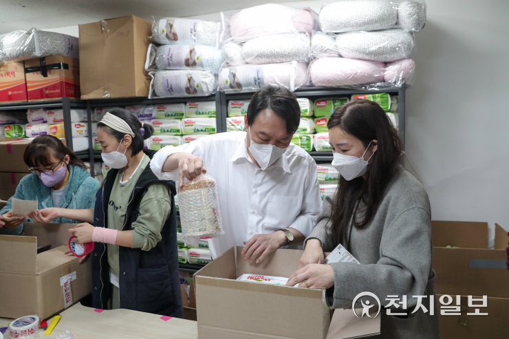 [천지포토] 한부모가정에게 보낼 물품 포장하는 윤석열