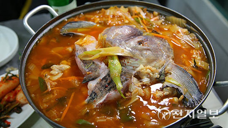 [지역명소] 보령해저터널 바다 밑이 뻥 뚫렸다… 보령 굴맛 보고 태안 곰섬해수욕장 일몰까지