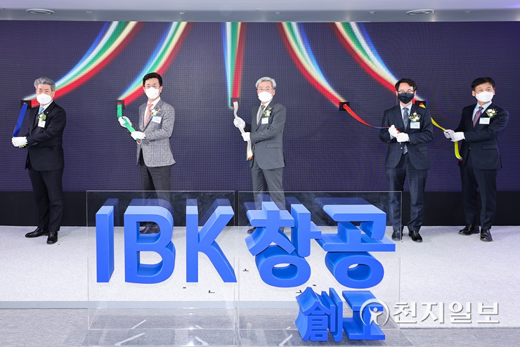 허태정 대전시장, IBK창공대전센터 개소 축하