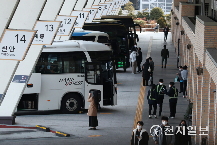 [천지포토] 설 전날, 서울고속버스터미널 귀성길