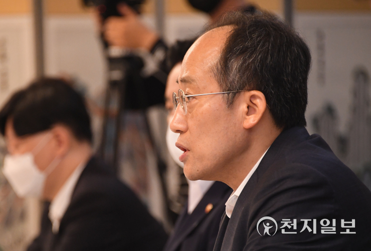 [천지포토] 제1차 부동산관계장관회의 주재하는 추경호 부총리