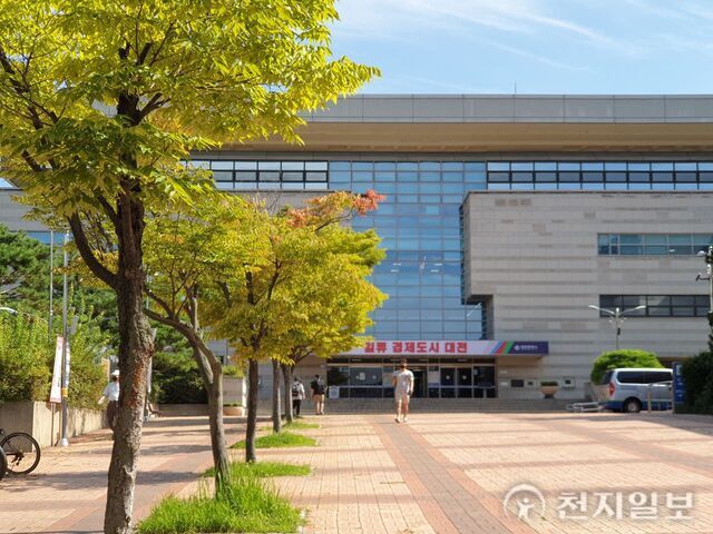 [천지포토] 추석 연휴 대전시민, 한밭도서관 찾아 독서삼매경