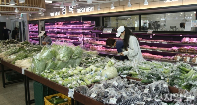 [천지포토] 천안시, 로컬푸드직매장 준공… 농산물 구매하는 시민들