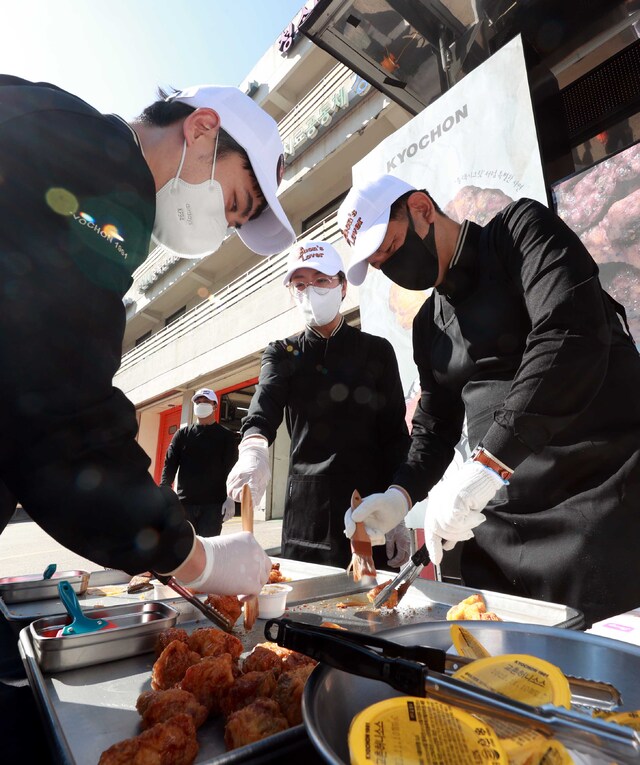 “점주·임직원 다 모였다”… 교촌치킨 ‘소방관 아버지’에 치킨 전달