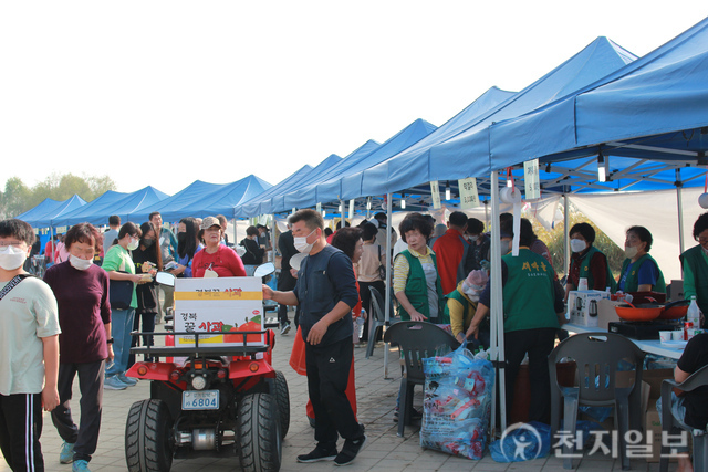 [포토] 억새 축제 먹거리 장터 ‘북적북적’